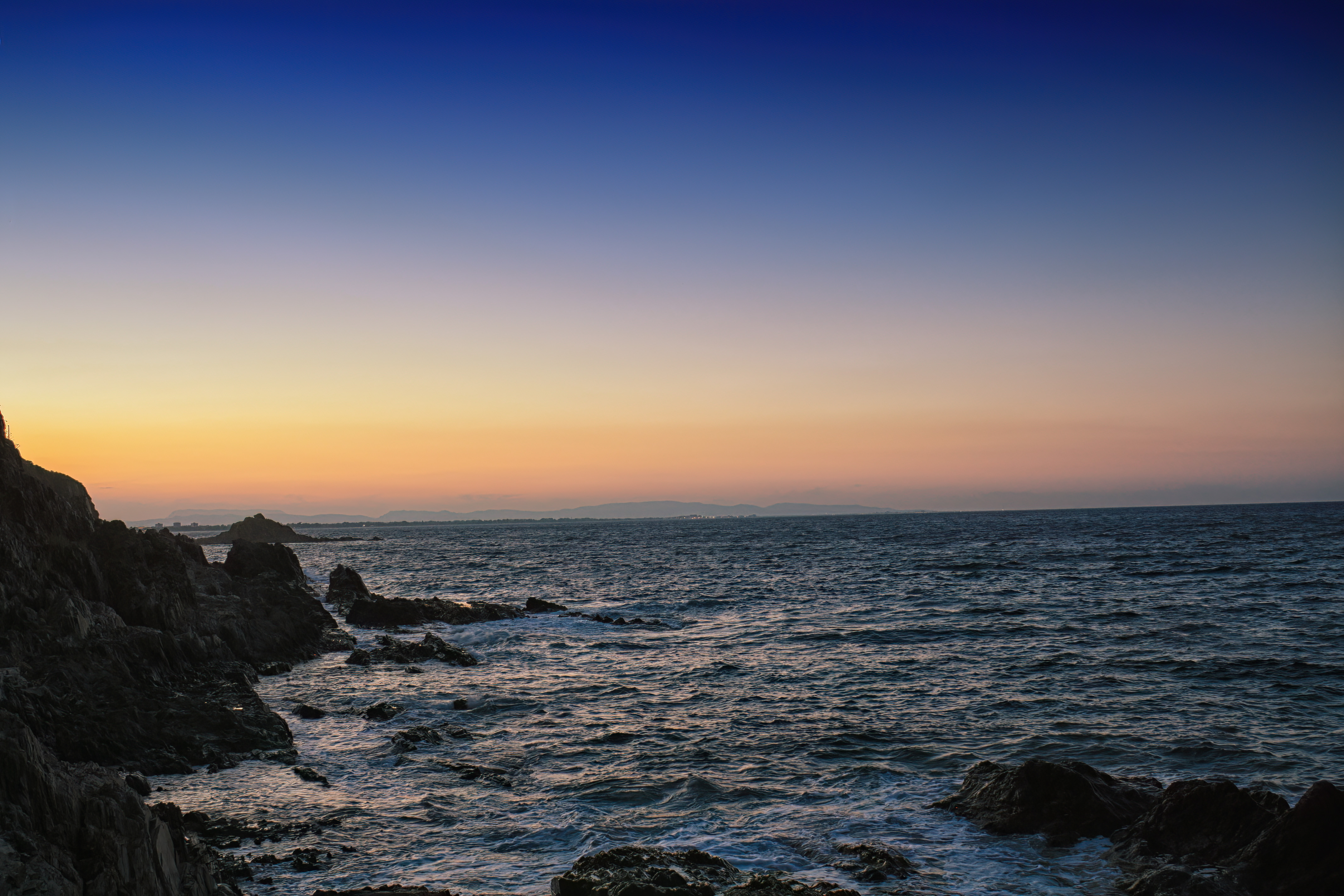 Heure bleue et or ጠ Dernier souffle du jour sur la Côte Vermeille
